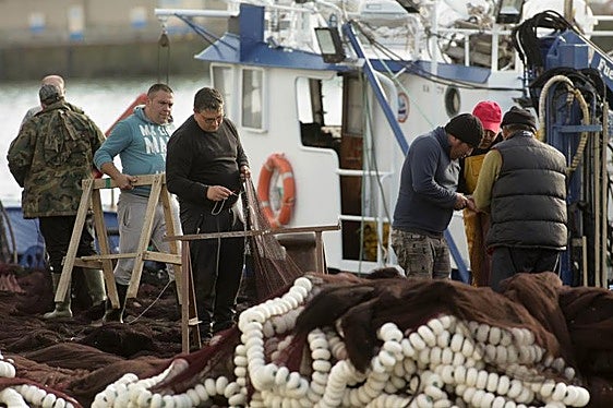 Pescadores en un barco, en imagen de archivo.