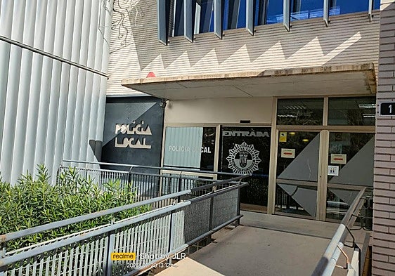 Entrada a la Comisaría de la Policía Local del municipio alicantino.