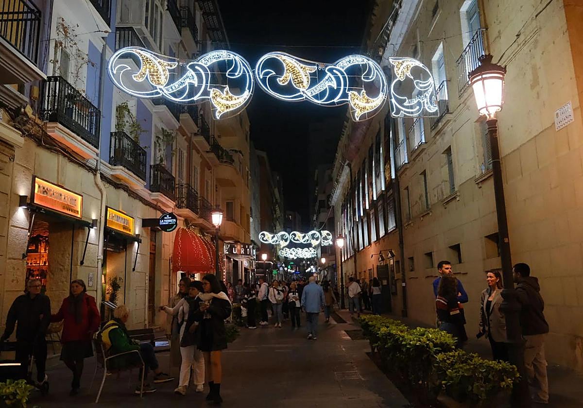 Una calle iluminada en Alicante.
