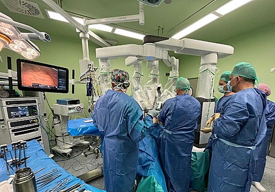 El equipo de profesionales del Hospital General de Alicante, durante la intervención.