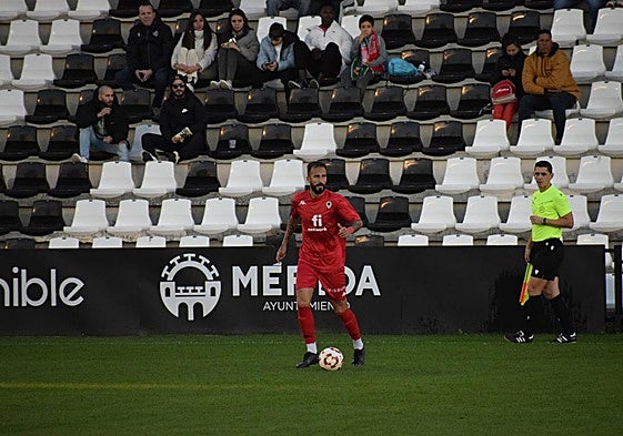 El central del Hércules Josema Gómez, en un lance del encuentro disputado este domingo en Mérida.