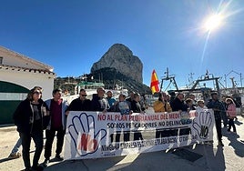 La cofradía de pescadores de Calp muestra su rechazo al recorte los días para faenar en el Mediterráneo.