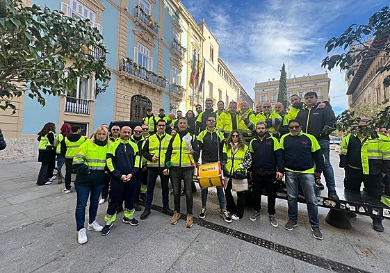 Protesta de esta pasado de los profesionales del transporte sanitario este pasado lunes frente al Palau de la Generalitat.