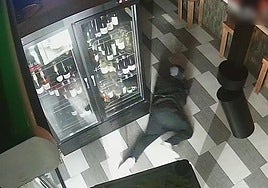 Imagen en la que se aprecia el modus operandi de los ladrones.