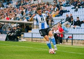 El delantero argentino Agus Coscia controla el balón ante el Sevilla Atlético.