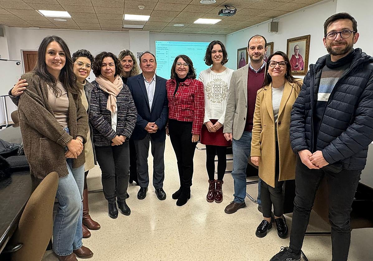 El decano electo Jaume Ferrer, en el centro de la imagen, acompañado por la rectora Amparo Navarro y parte del equipo decanal que será nombrado.