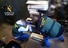 La Guardia Civil junto a uno de los aparatos presuntamente sustraídos por el detenido.