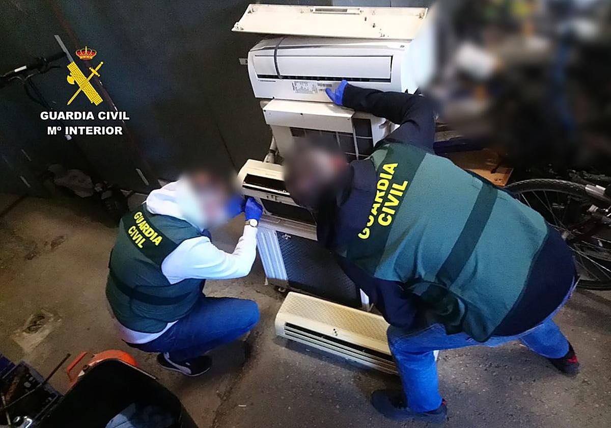 La Guardia Civil junto a uno de los aparatos presuntamente sustraídos por el detenido.
