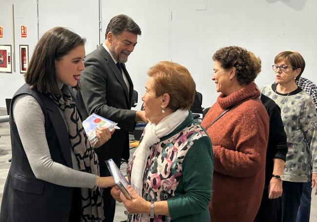 Homenaje a los voluntarios que cuidan a los mayores de Alicante.