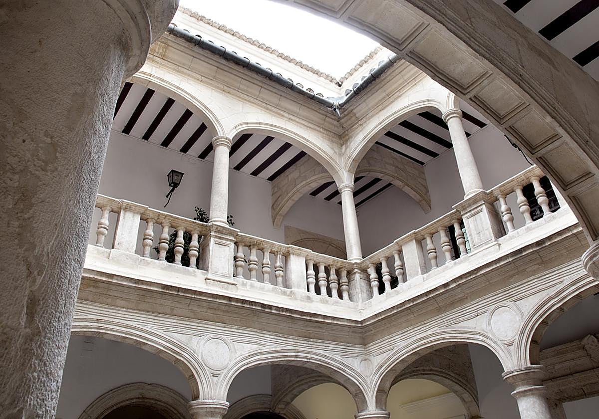 El Palacio Consistorial villenero fue iniciativa de Pedro Medina, sacerdote de la Iglesia de Santiago.
