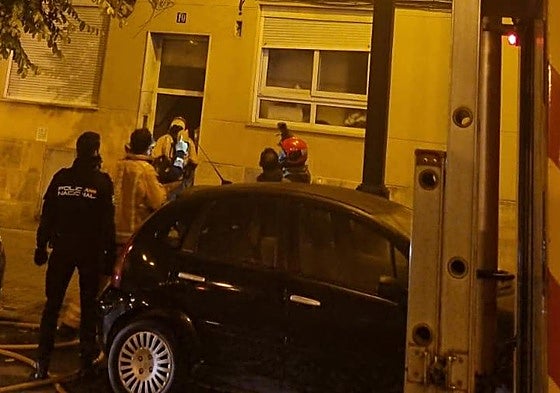 El fuego se ha declarado en una vivienda de la calle Víctor Espinós de Alcoi.