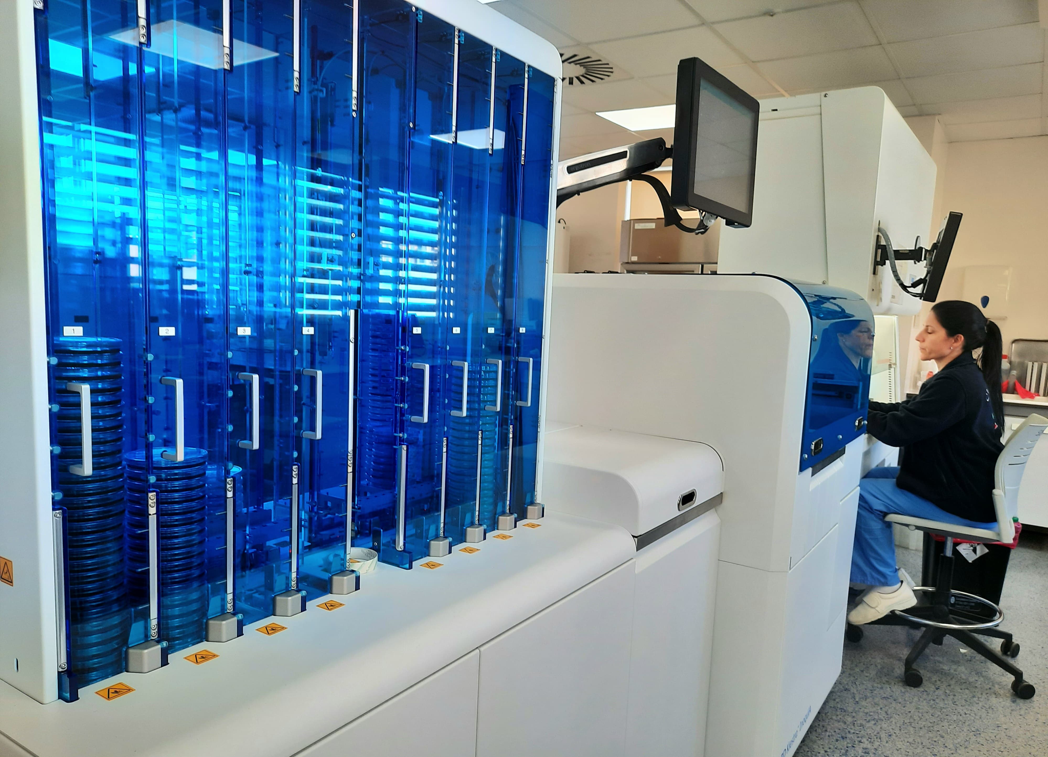Robotizar el cultivo de microorganismos: así se agiliza el diagnóstico de infecciones en Alicante