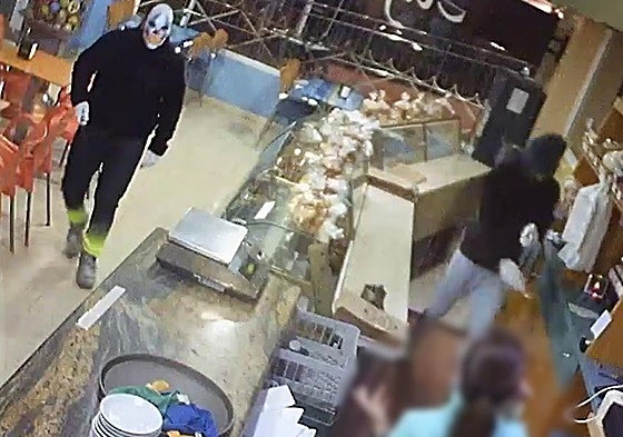 Imágenes de uno de los atracos cometidos por los sospechosos.