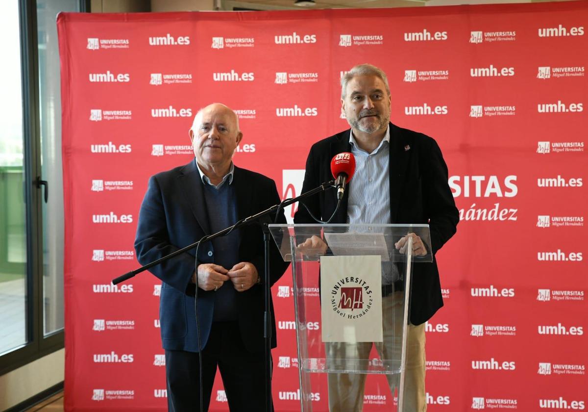 El rector de la UMH, Juan José Ruiz (i), y el presidente de su Consejo Social, Joaquín Pérez (d).