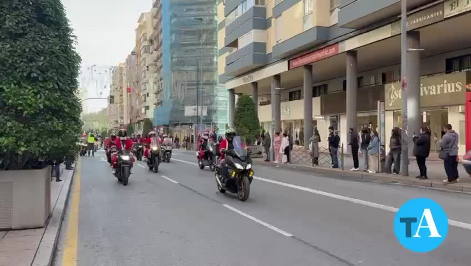 Cientos de papanoeles dejan los renos y cogen las 'burras' para tomar las calles de Alicante