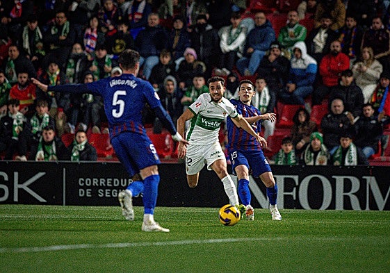 El lateral del Elche Salinas trata de superar a Piña y Fran Gámez.