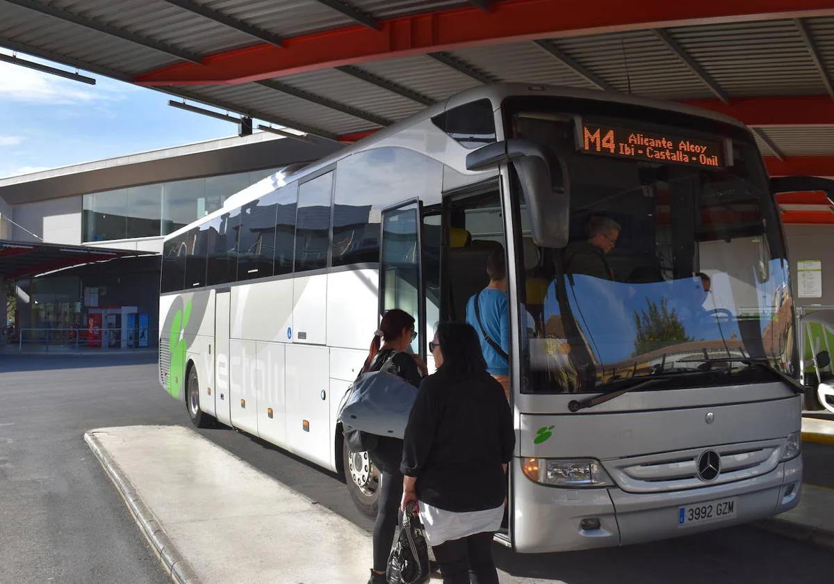 Pasajeros suben a un autobús en la estación de Alicante.