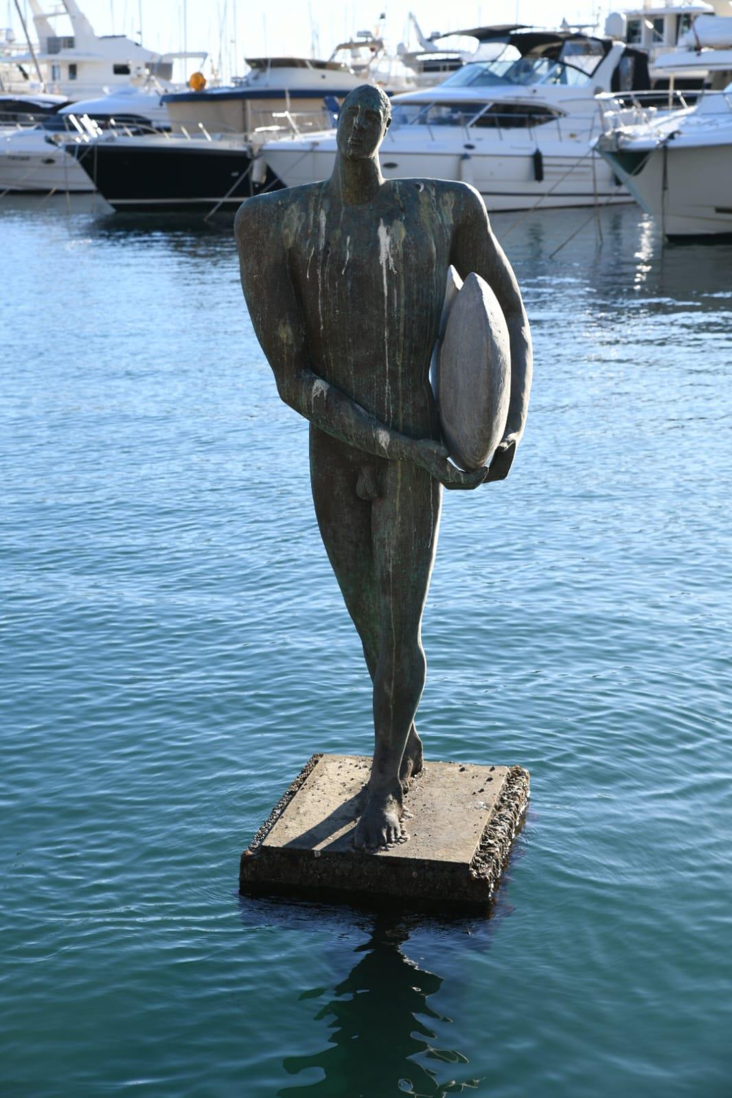 La estatua de Ícaro sin agua en los pies.