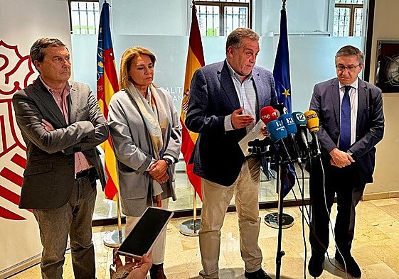 Bartolomé Pérez (segundo por la derecha) durante una comparecencia pública.