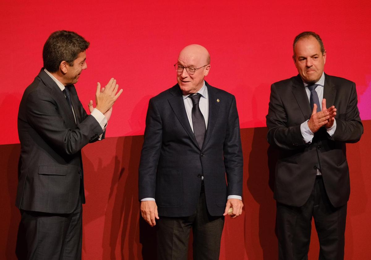 El presidente de la Generalitat, Carlos Mazón (i) y el de la Cámara de Comercio, Carlos Baño (d), entregan la Medalla de Oro y Brillantes de la entidad al hotelero benidormí Toni Mayor (c)