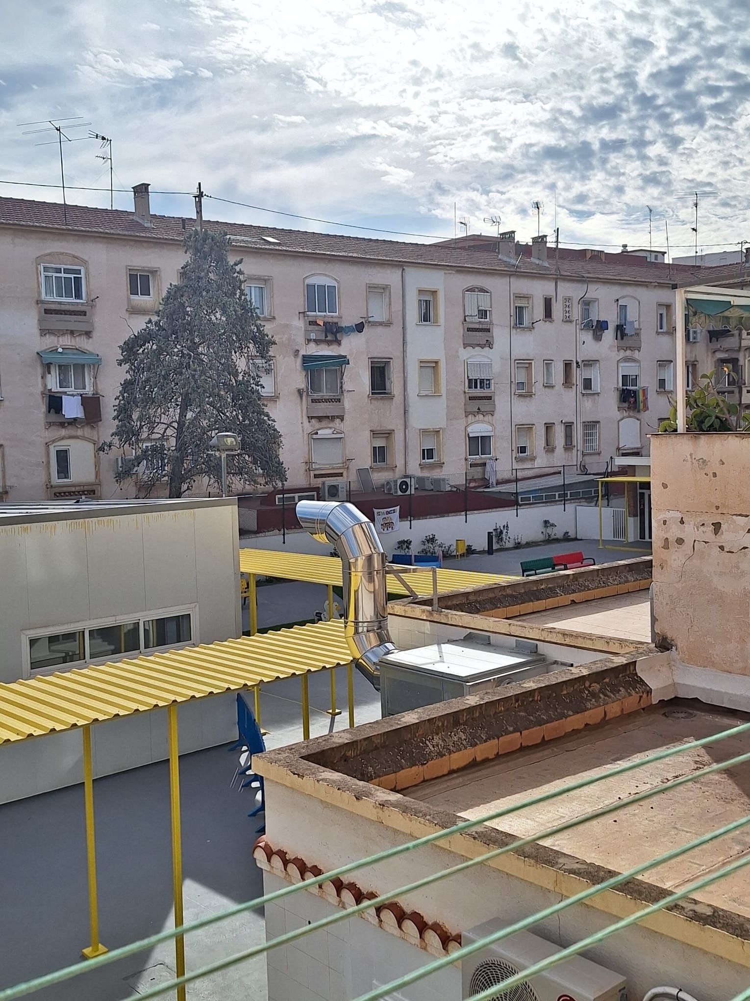 Imagen secundaria 2 - 1. Entrada al centro educativo a través de los edificios. 2. Boca de incendios 3. Chimenea de la cocina. 