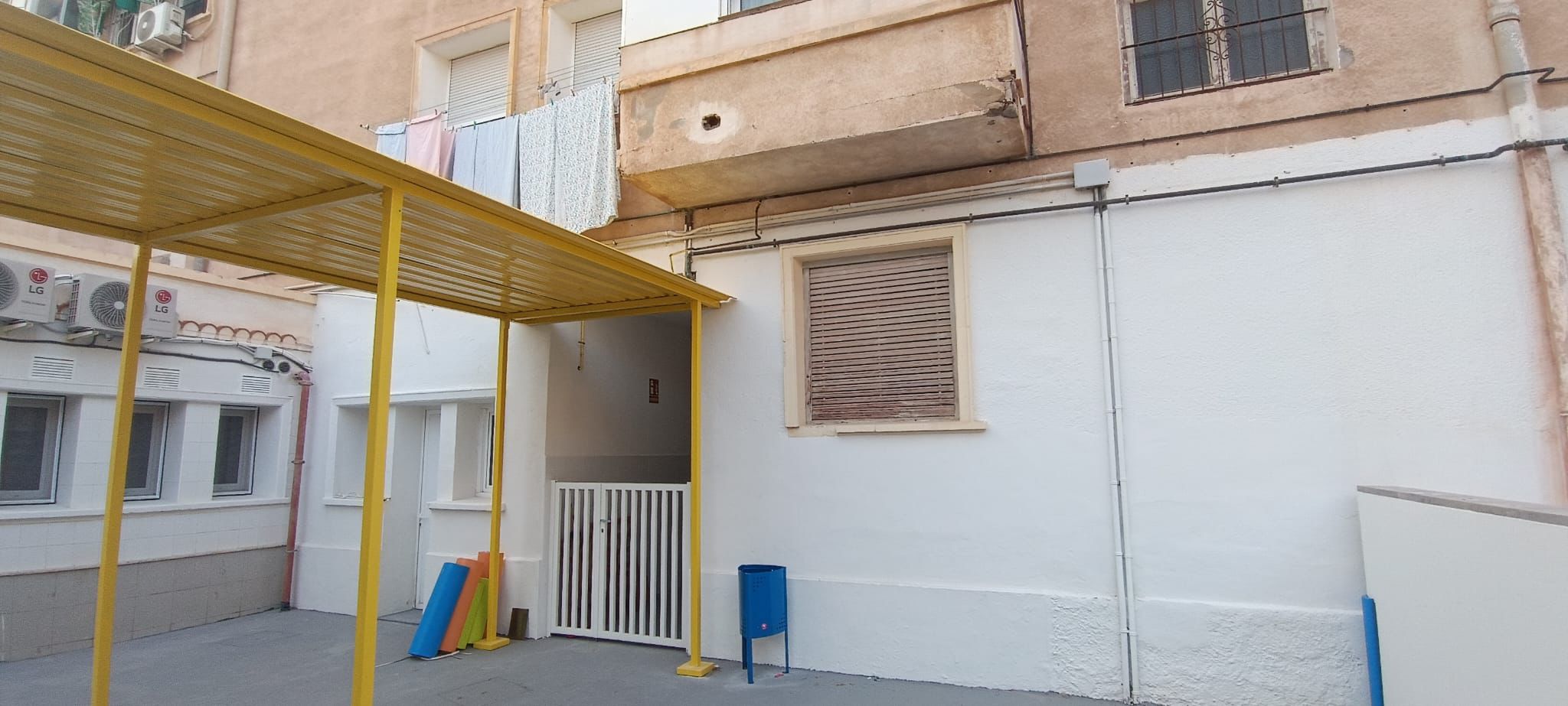 Imagen principal - 1. Entrada al centro educativo a través de los edificios. 2. Boca de incendios 3. Chimenea de la cocina. 