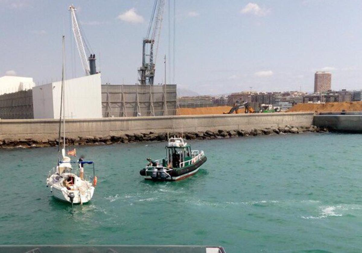 Foto archivo del espigón del Puerto de Altea.