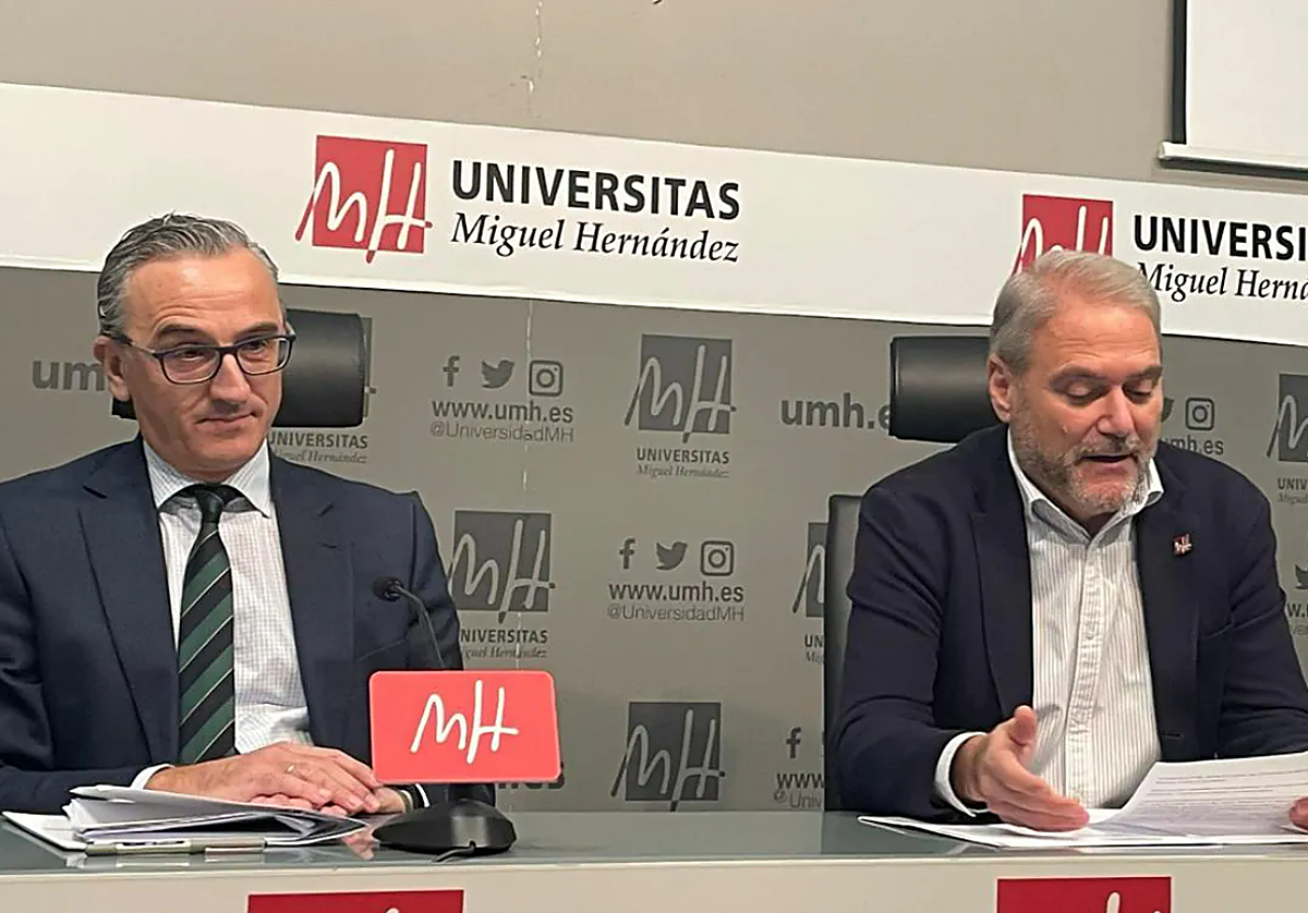 El rector de la UMH (derecha) comparece tras el fallo de la Justicia sobre la implantación del Grado de Medicina en la UA.