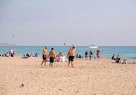 Bañistas en la playa del Postiguet a principios de diciembre.