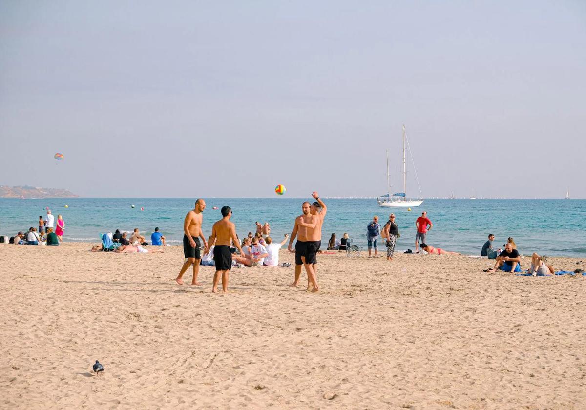 Bañistas en la playa del Postiguet a principios de diciembre.