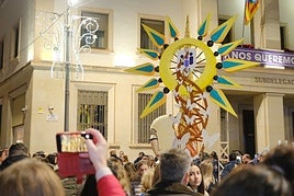 Imágenes de la plantà de la hoguera de Navidad de Alicante