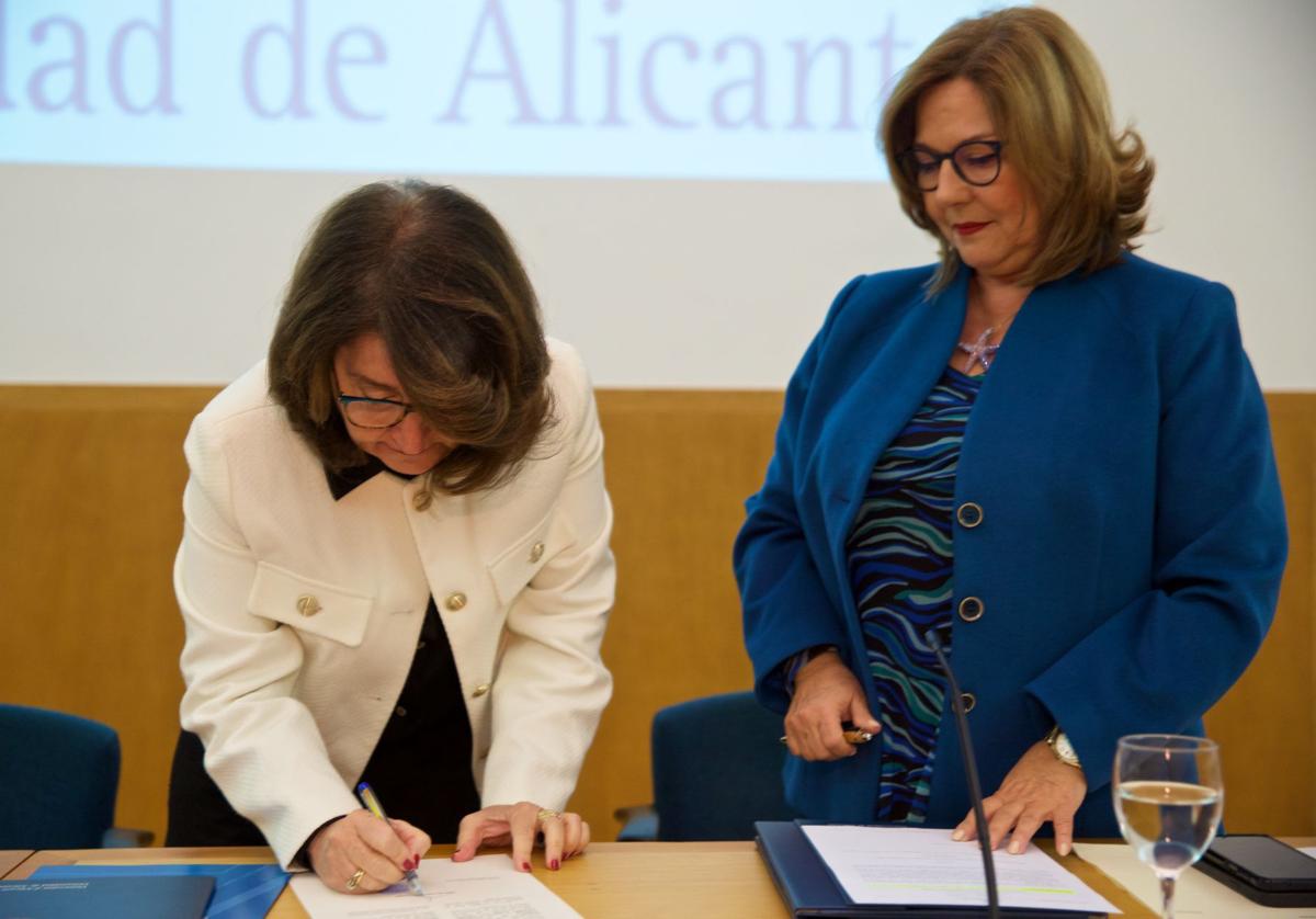 Amparo Navarro toma posesión administrativa como rectora.