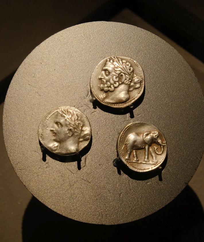 Imagen secundaria 2 - Monedas en la primera sala de 'Ciudades de luz'.