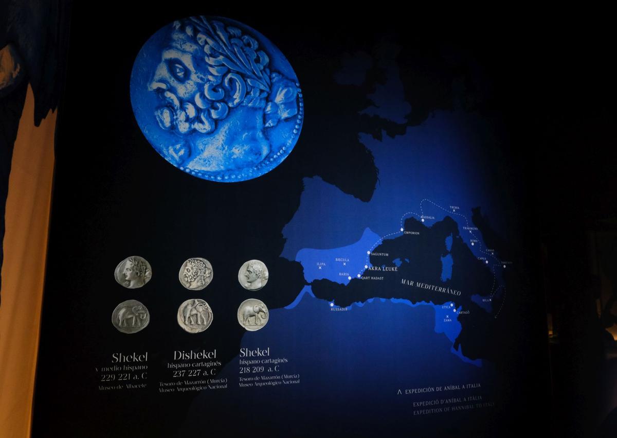 Imagen secundaria 1 - Monedas en la primera sala de 'Ciudades de luz'.