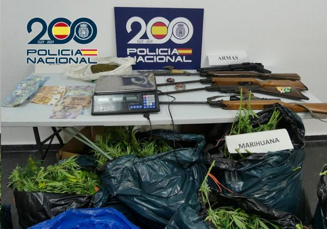 Armas, dinero y marihuana intervenida.