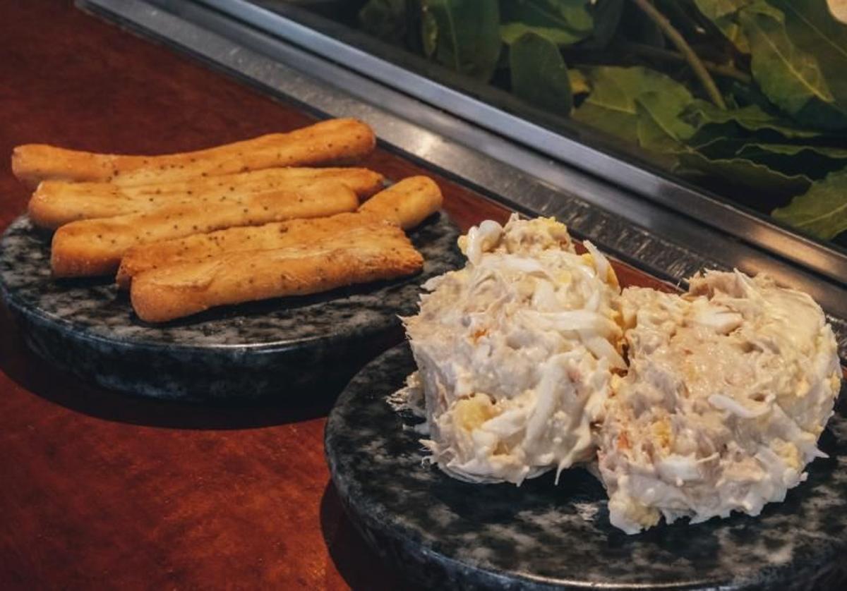 Una sencilla ensaladilla, que en Alicante aderezan con encurtidos.