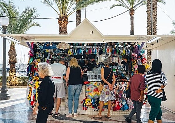 Puestos de artesanía en la Explanada de España de Alicante.