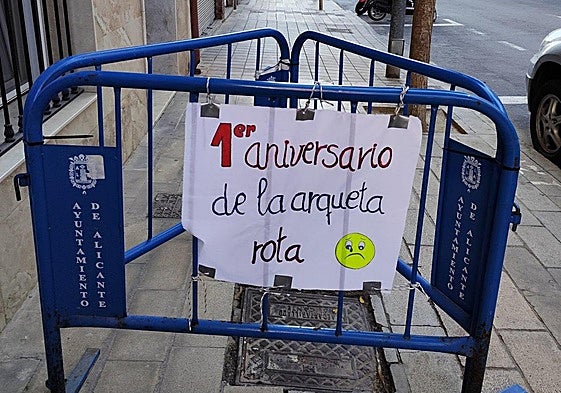 Cartel colocado sobre las vallas que cercan la arqueta rota.