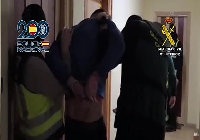 Policía Nacional y Guardia Civil durante el arresto de uno de los presuntos implicados.