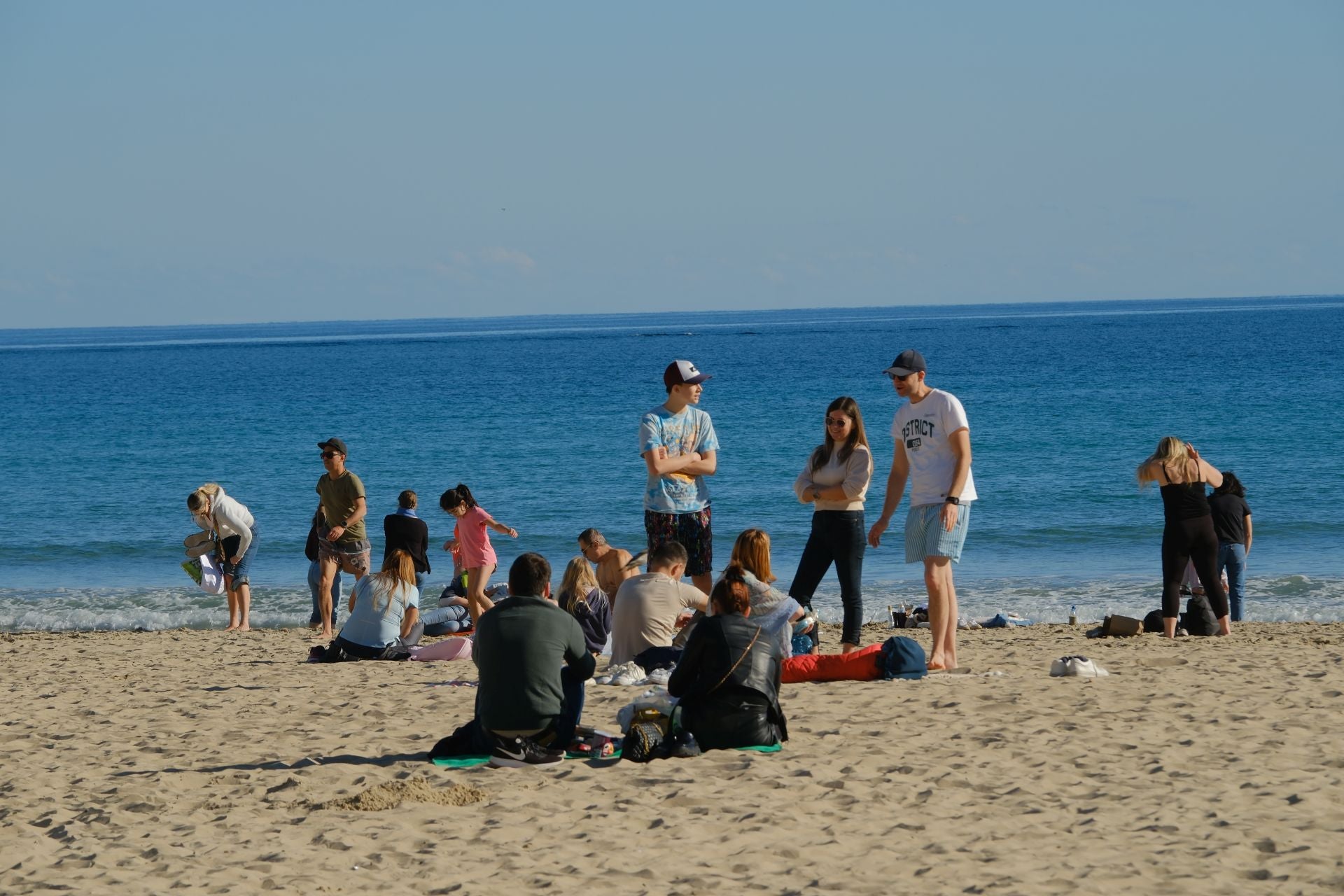 Alicante da la bienvenida al invierno con bañistas en el Postiguet