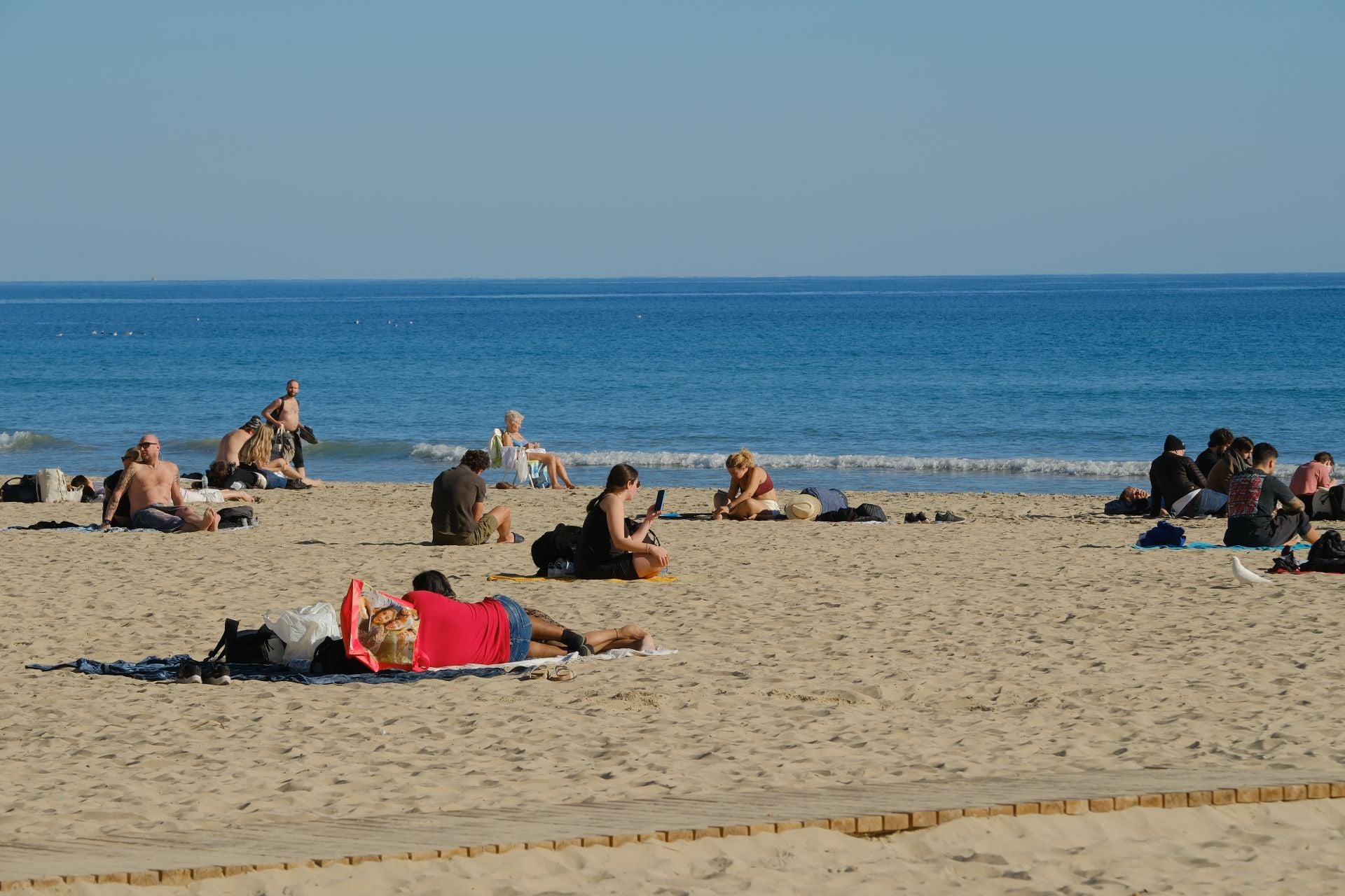 Alicante da la bienvenida al invierno con bañistas en el Postiguet