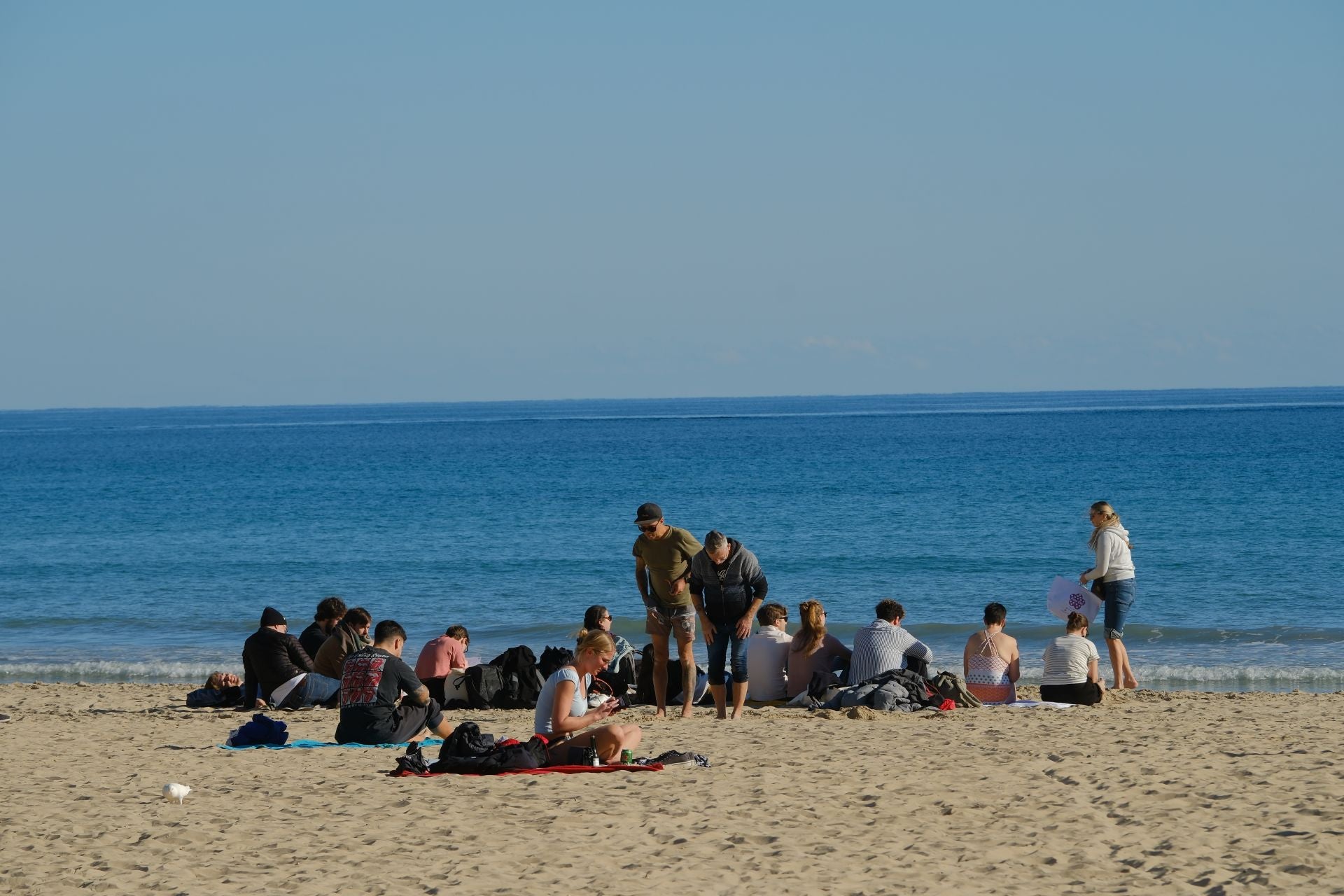 Alicante da la bienvenida al invierno con bañistas en el Postiguet