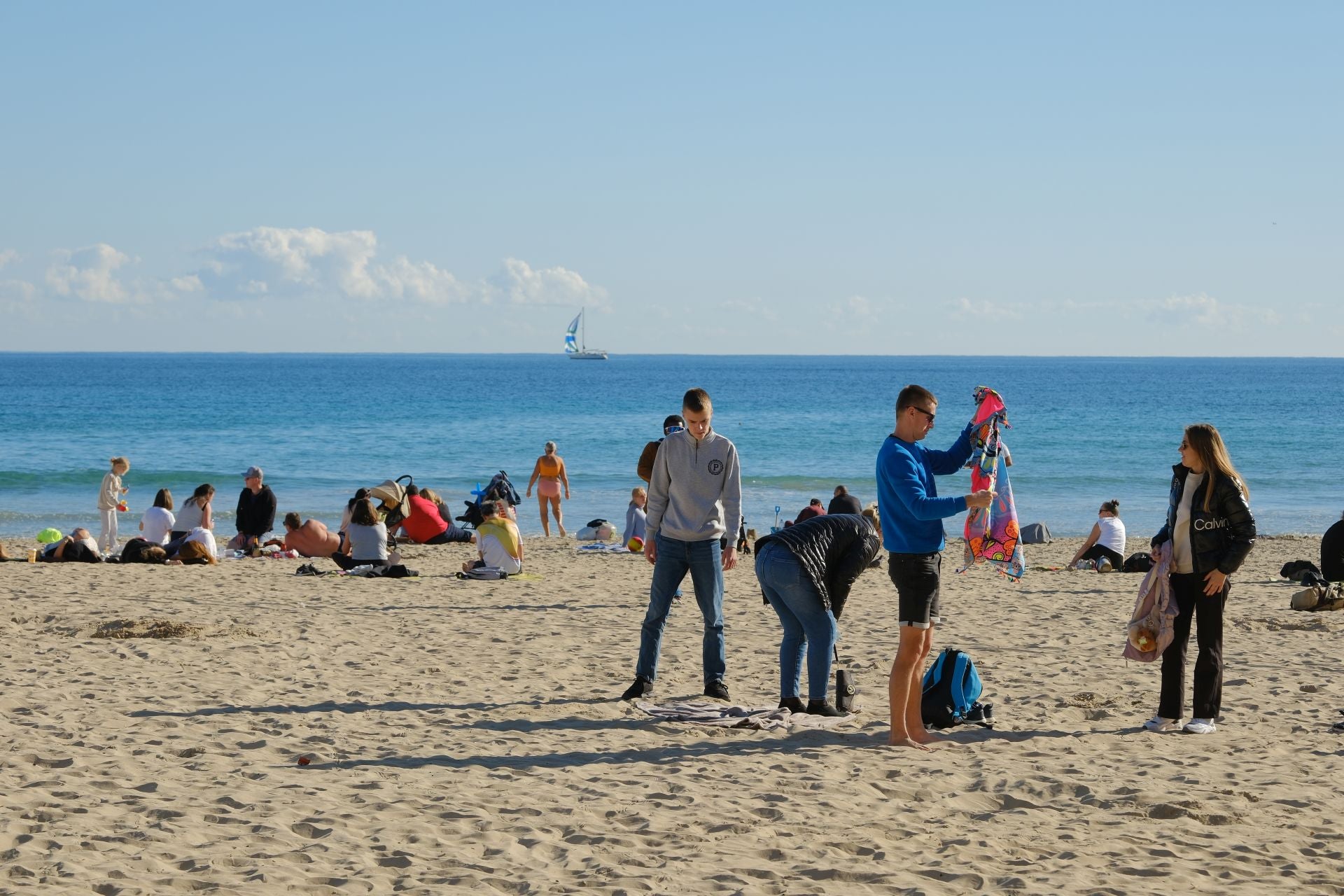 Alicante da la bienvenida al invierno con bañistas en el Postiguet