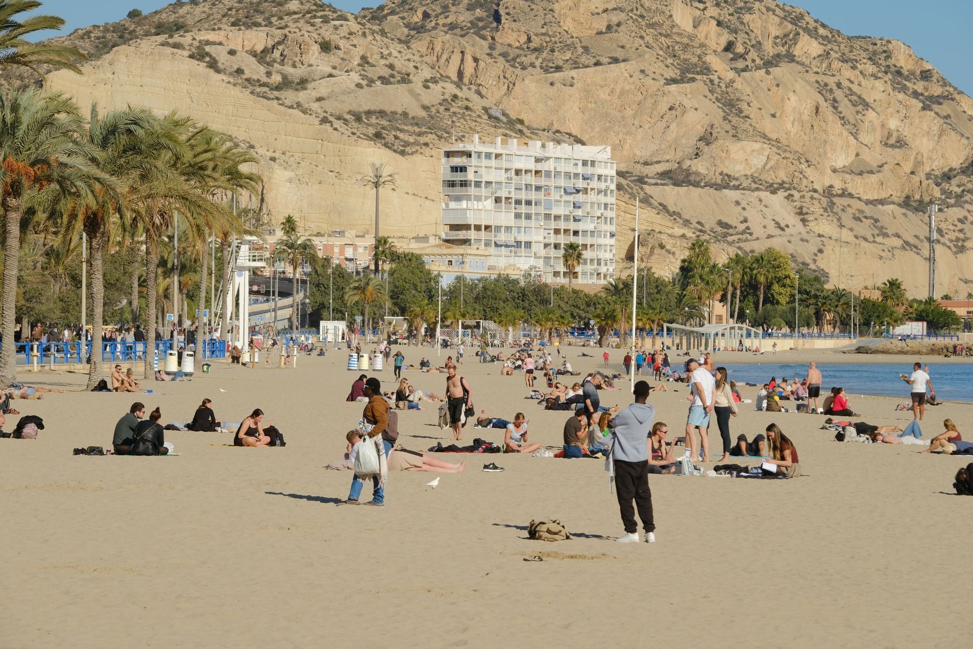 Alicante da la bienvenida al invierno con bañistas en el Postiguet