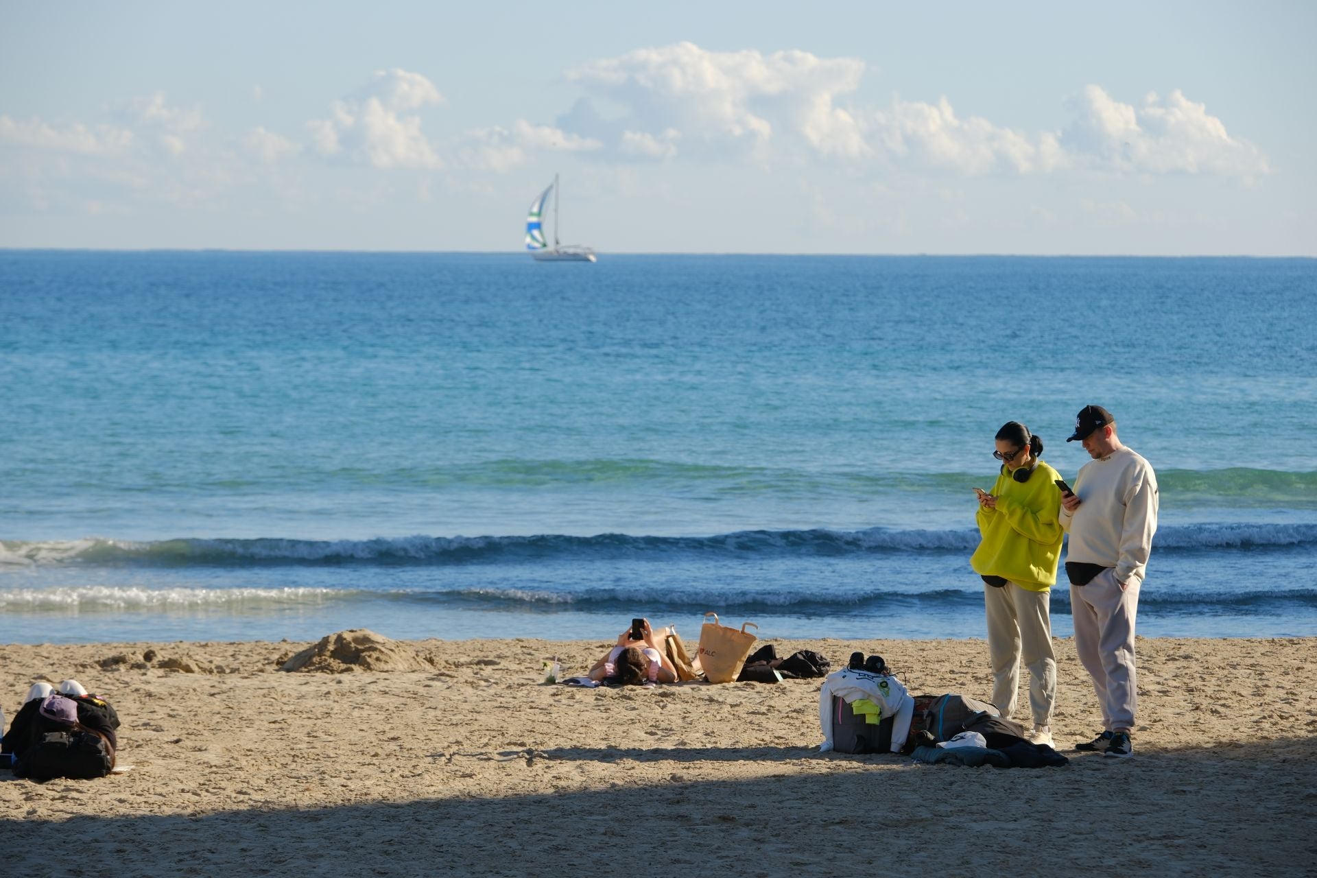 Alicante da la bienvenida al invierno con bañistas en el Postiguet