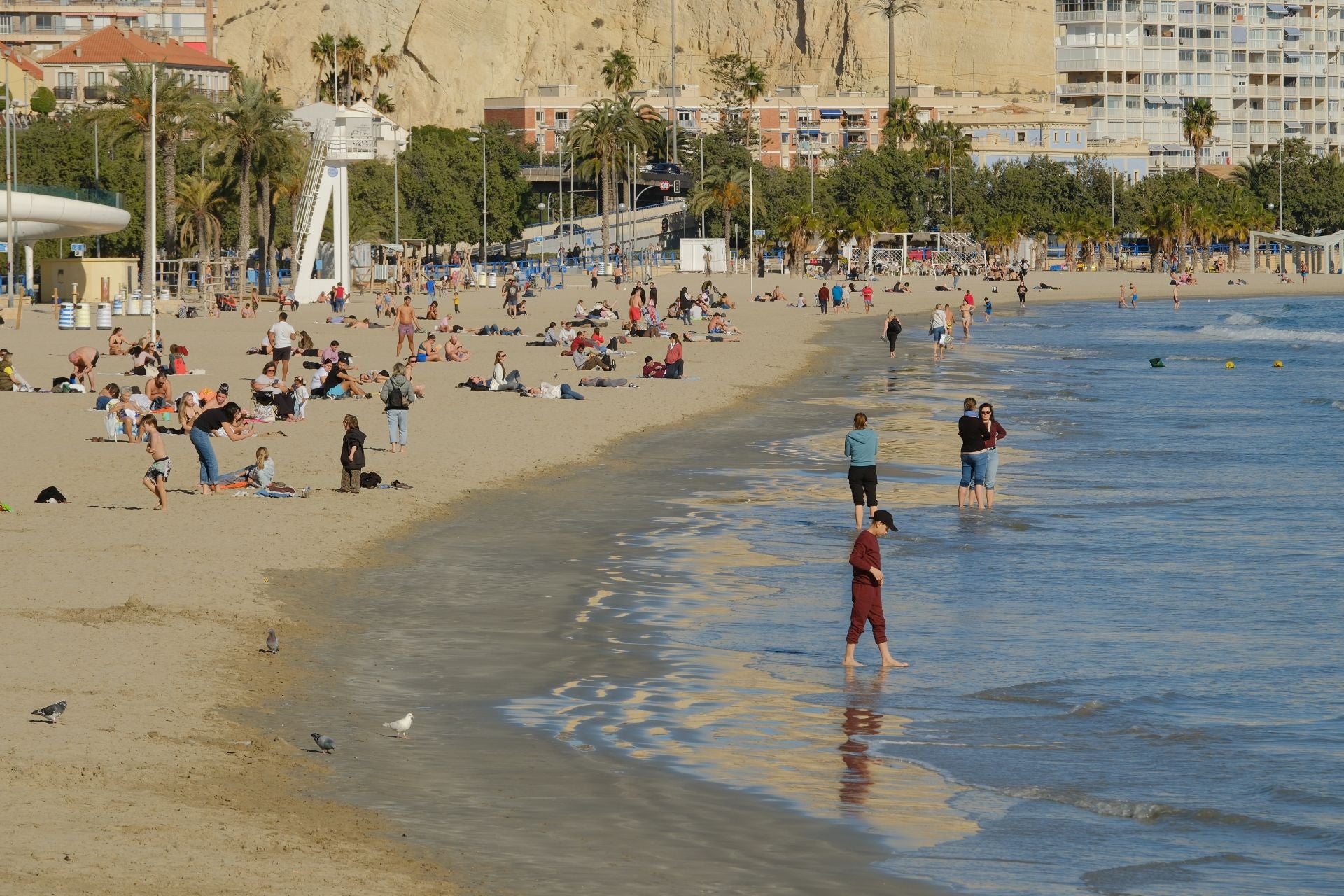 Alicante da la bienvenida al invierno con bañistas en el Postiguet