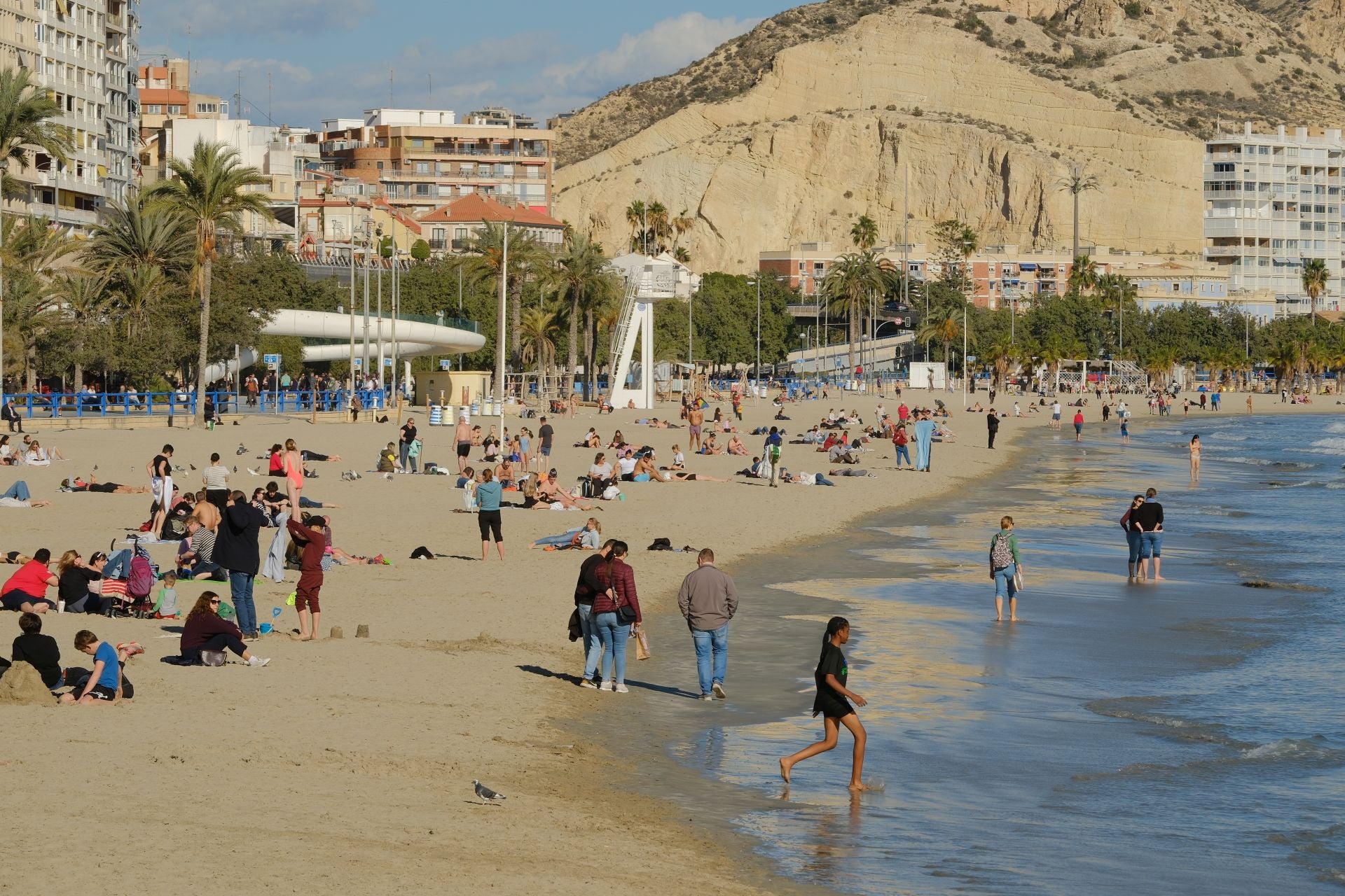 Alicante da la bienvenida al invierno con bañistas en el Postiguet