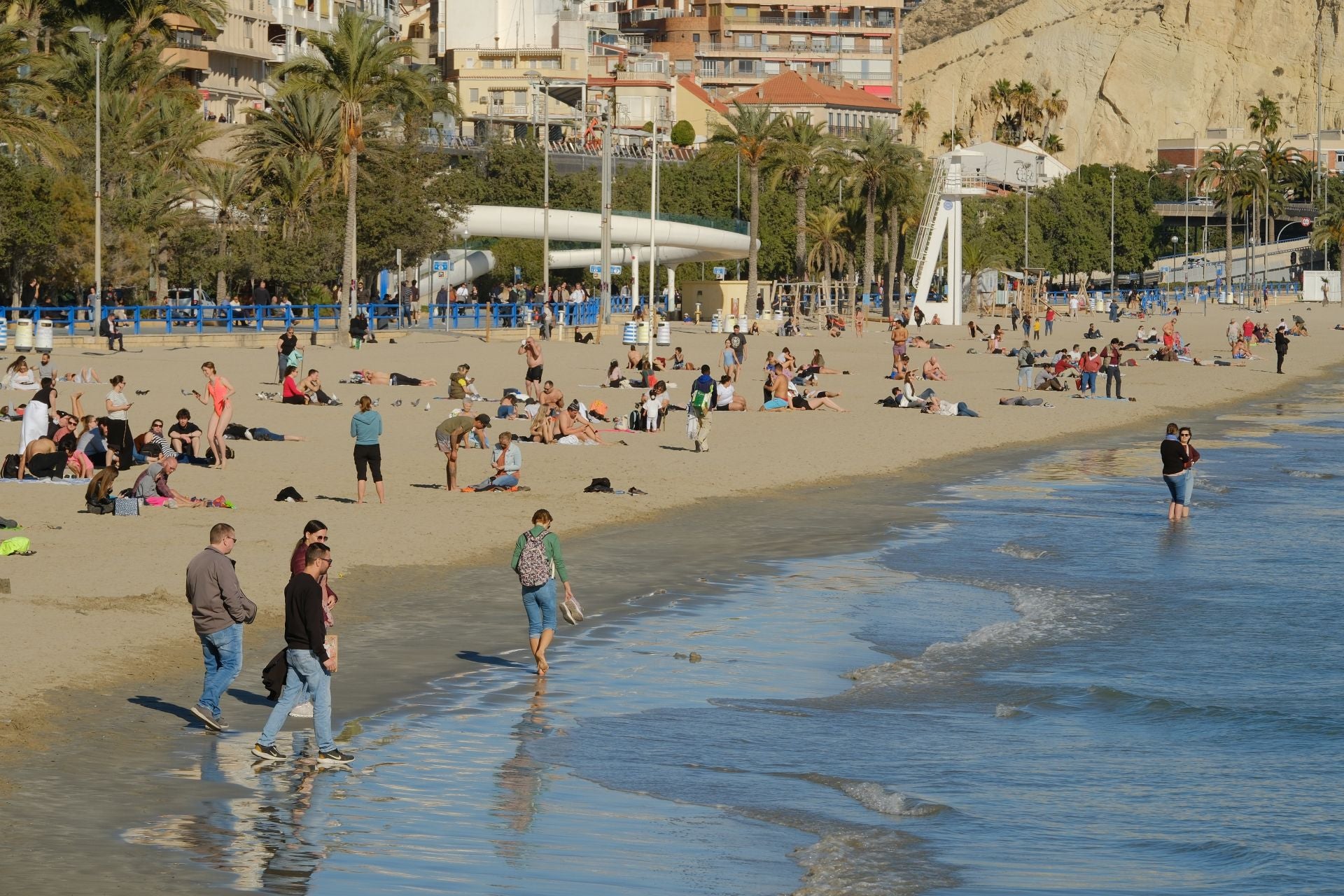 Alicante da la bienvenida al invierno con bañistas en el Postiguet