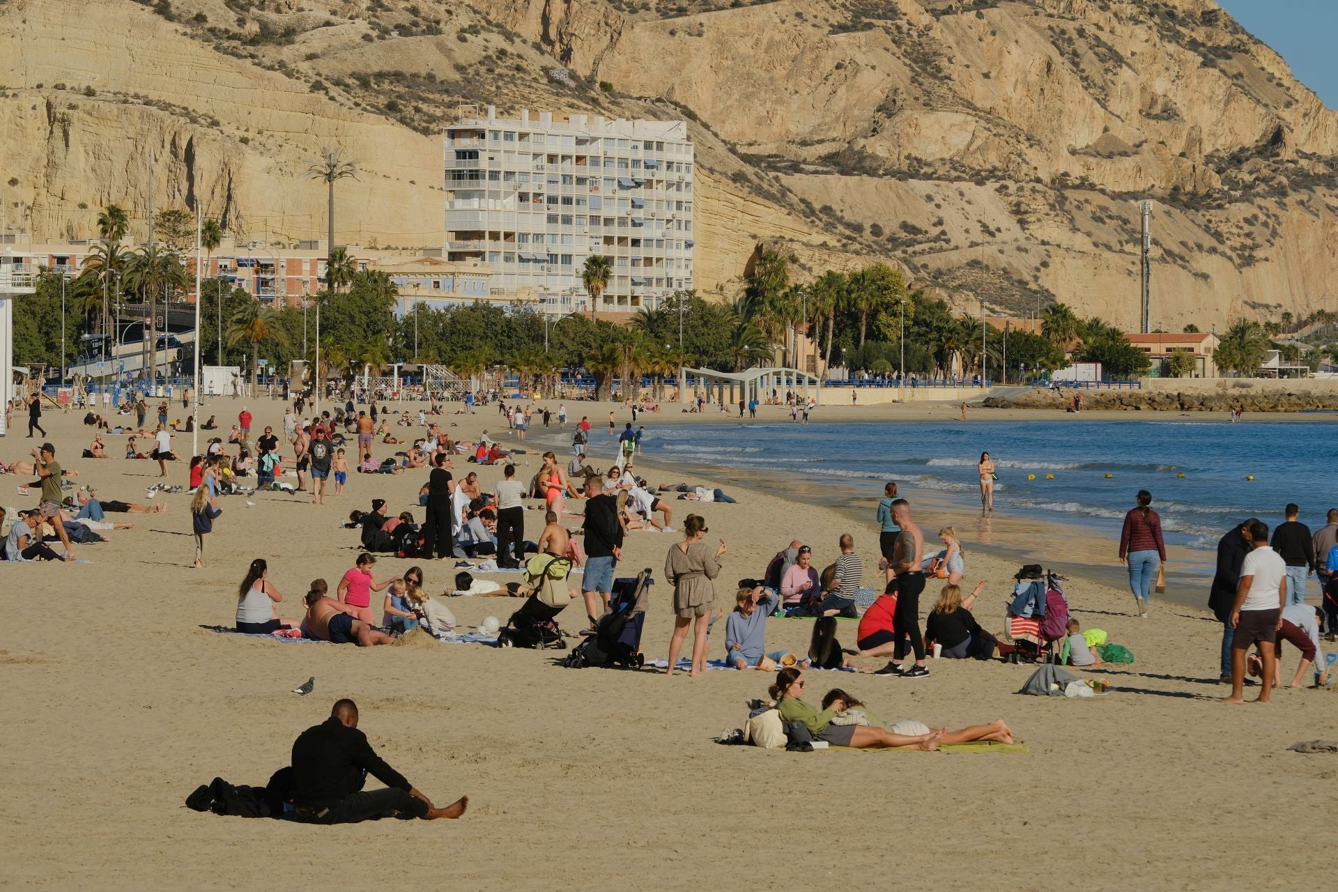 Alicante da la bienvenida al invierno con bañistas en el Postiguet