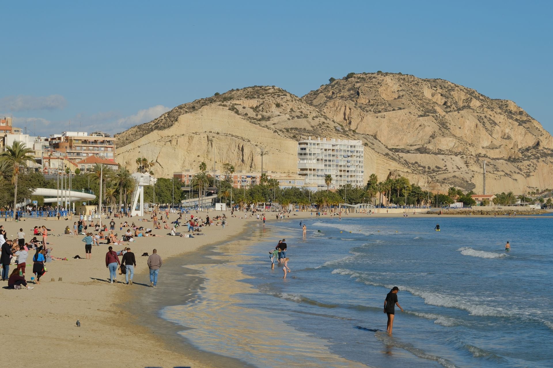 Alicante da la bienvenida al invierno con bañistas en el Postiguet